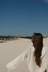 Buzo oversize con capucha, acanalado y con flecos en las mangas.