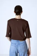Camiseta negra de mangas cortas y cuello redondo.