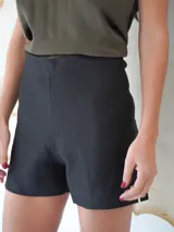 Short negro de lino con cintura alta y corte recto.