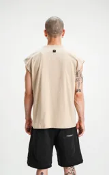 Musculosa color beige de corte recto y cuello redondo.