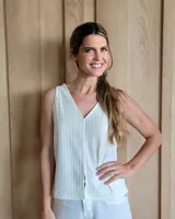 Musculosa de algodón crudo con corte ajustado, escote en V y detalle frontal.