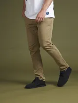 Pantalón de vestir azul marino, de corte slim fit, con bolsillos laterales y traseros.