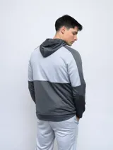 Campera Umbro con capucha, de french terry con cortes y cambio de color en azul y negro. Cierre frontal completo y logo estampado en el pecho.