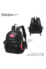 Mochila negra de cuero sintético con cierre superior y bolsillo frontal con hebillas. Tiene un parche rosa con el logo de Las Oreiro y un dije colgante con la palabra "Love".