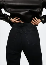 Jeans mom fit color negro, de tiro alto, corte recto y largo al tobillo.