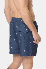 Short de baño azul marino con estampado de veleros blancos, cintura elástica con cordón ajustable, dos bolsillos laterales y suspensor de malla fina.