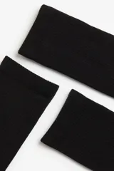 Pack de cinco pares de medias negras de caña media, confeccionadas en tejido de punto fino de mezcla de algodón suave con borde superior elástico.