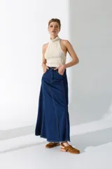 Falda larga de jean celeste, con corte sirena y abertura frontal.
