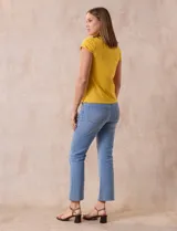 Remera amarilla de algodón con cuello alto.