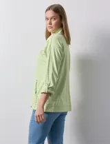 Campera de tejido soft estampado a rayas azules y blancas, marca Ruby Rd. Tiene abertura central con botones metálicos y bolsillos delanteros.