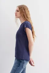 Remera azul marino de lino con mangas cortas y calce relajado. Presenta tachas termo fijadas en el frente.