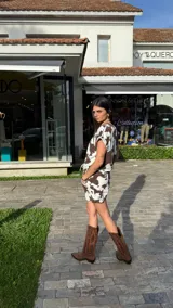 Short marrón con estampado de vaca, tiro alto y cintura con cordón ajustable.