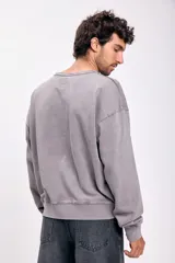 Buzo deportivo gris con efecto lavado.