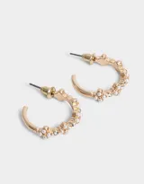 Aros tipo argolla dorados con apliques de perlas y strass.
