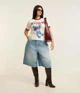 Remera blanca de algodón y elastano con cuello y mangas cortas con borde rojo. Estampa frontal del personaje Stitch de Disney.