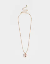 Collar corto dorado con dije de corazón de cuarzo rosa y estrella dorada.