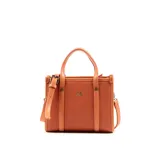 Cartera tote rectangular color naranja de cuero sintético graneado, con doble asa corta y correa larga regulable. Tiene cierre superior, dos bolsillos internos abiertos y uno con cierre.