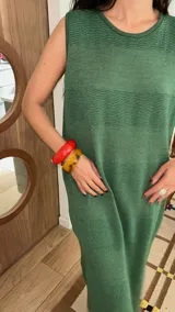 Vestido largo rojo con textura de ondas horizontales y cuello redondo. Sin mangas y de corte recto.