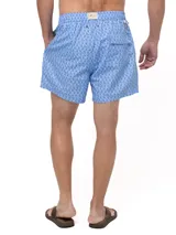 Short de baño celeste con estampado de ballenas en azul y gris. Tiene cintura elástica con cordón ajustable y bolsillos laterales.