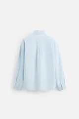Camisa azul marino de algodón con textura jacquard, corte relaxed fit, cuello solapa, manga larga con puños abotonados y cierre frontal con botones.