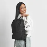 Mochila de estilo elegante y adaptado para laptop, con diseño funcional y detalles modernos.