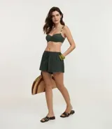 Short de playa suelto color verde oscuro, con cintura ajustable mediante lazo y bolsillos laterales.