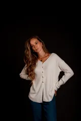 Blusa de morley elastizado color beige, de calce ajustado y mangas largas.