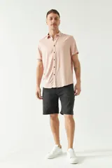 Camisa color rosa claro, de manga corta con dobladillo y cuello clásico. Corte slim fit.