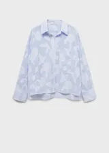 Camisa celeste a rayas verticales con bordado de flores blancas, de corte oversize, manga larga y cuello camisero.