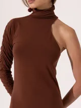 Vestido largo de algodón pima orgánico color marrón, con fit ajustado, mangas fruncidas y hombro descubierto.