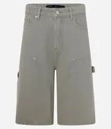 Bermuda masculina color beige, corte baggy relaxed, confeccionada en sarga lavada de algodón. Posee cintura con trabilla, cierre tradicional y bolsillo carpintero.