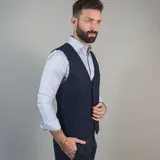 Chaleco azul marino de lana con cuello en V y cierre abotonado.