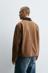 Cazadora relaxed fit de algodón acolchado, color celeste con efecto lavado. Tiene cuello solapa, manga larga con puño abotonado, bolsillos con cremallera en pecho y cadera, y cierre frontal con cremallera.