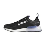 Championes Adidas NMD_V3 negros con detalles en azul y blanco. Capellada textil con perforaciones y refuerzos sintéticos. Mediasuela Boost y suela de goma.