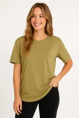 Remera verde oliva de algodón, manga corta, corte holgado y cuello redondo.
