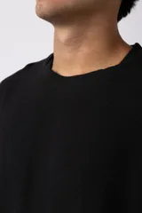 Remera color crudo de lino con textura entramada, calce cómodo y mangas cortas.