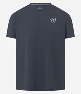 Remera masculina de manga corta y cuello redondo, color celeste claro, con un pequeño logo bordado en el pecho.