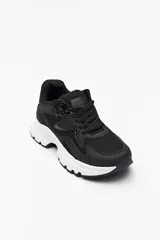 Zapatillas deportivas color gris claro con recortes en gamuza y textil transpirable, cordones a tono y plataforma de 5cm de alto.