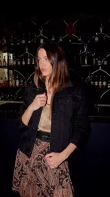 Chaqueta de jeans negra con mangas largas con lentejuelas.