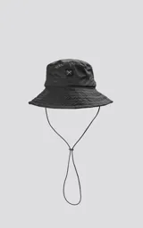 Piluso negro con ala ancha y cordón ajustable.