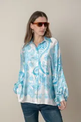 Camisa italiana de satén de seda estampada en blanco y negro, con cuello camisero y mangas murciélago.