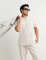 Camisa blanca de lino y algodón, de manga corta, con cuello mao y botones de coco.