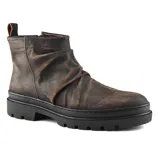 Bota de cuero color marrón oscuro con efecto desgastado, caña baja con detalle de fruncido en el empeine y suela track negra.