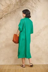 Túnica larga color beige, confeccionada en lino natural, con botones estilo camisa.