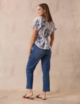 Blusa estampada marca Floral & Ivy, de mangas cortas con volados, cuello a la base con escote en V y elástico fruncido en mangas y espalda.