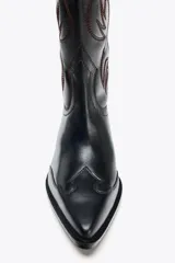 Bota de cuero negra estilo cowboy con bordados marrones, caña ancha, doble tirador y tacón medio.