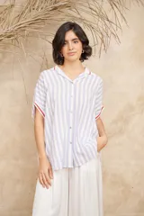 Pantalón palazzo blanco de tela fluida con cintura elástica.