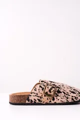 Zuecos con estampado animal print color camel y negro, con hebilla metálica ajustable y suela de corcho.