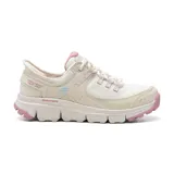Championes Skechers Hands Free Slip-ins Summits AT, color beige con detalles en rosa. Diseño slip-on con cordones ajustables, capellada de malla con refuerzos de cuero, plantilla Air-Cooled Memory Foam y suela de goma antideslizante.