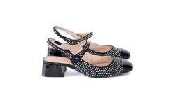 Zapato de fiesta negro con detalles de strass, capellada de nobuk y punta de charol.